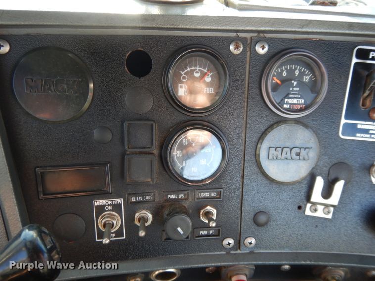 image for item DI8084 1988 Mack DM690S  truck cab and chassis