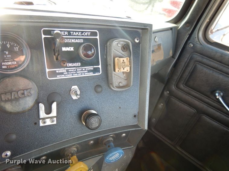 image for item DI8084 1988 Mack DM690S  truck cab and chassis