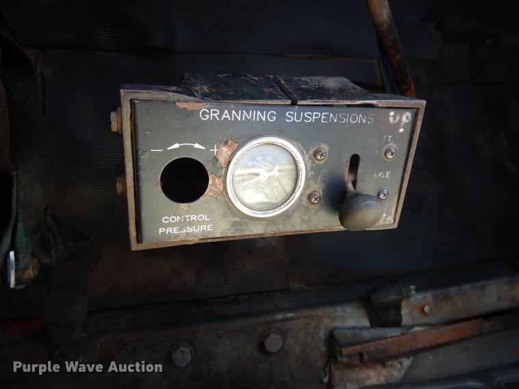 image for item DI8084 1988 Mack DM690S  truck cab and chassis