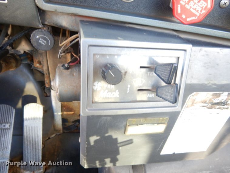 image for item DI8084 1988 Mack DM690S  truck cab and chassis