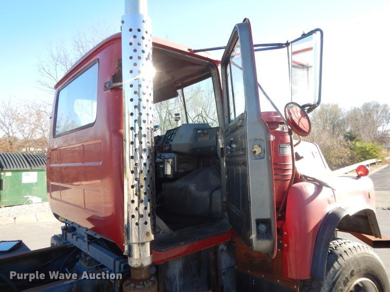 image for item DI8084 1988 Mack DM690S  truck cab and chassis