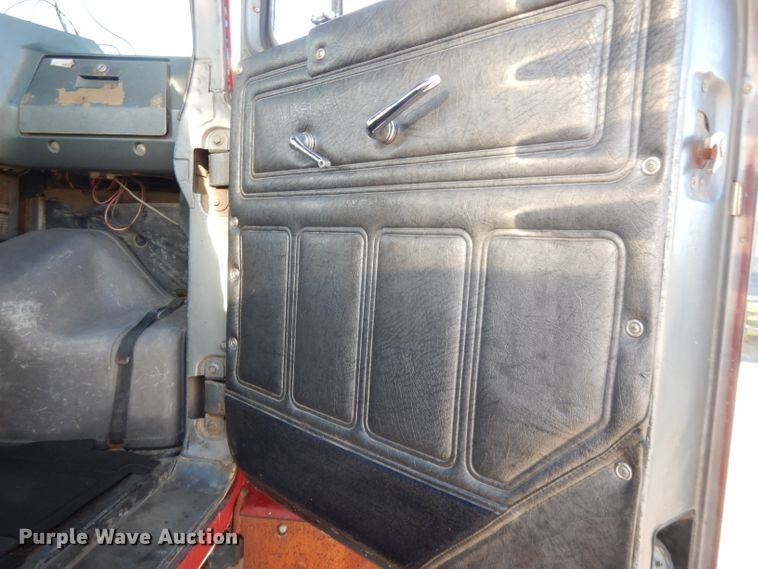 image for item DI8084 1988 Mack DM690S  truck cab and chassis