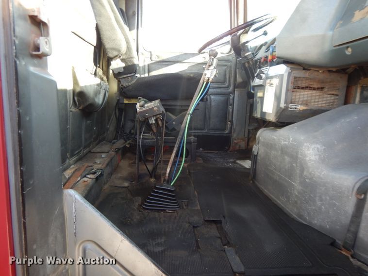 image for item DI8084 1988 Mack DM690S  truck cab and chassis