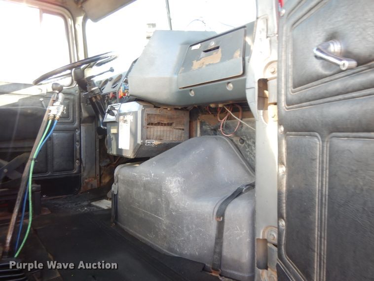 image for item DI8084 1988 Mack DM690S  truck cab and chassis