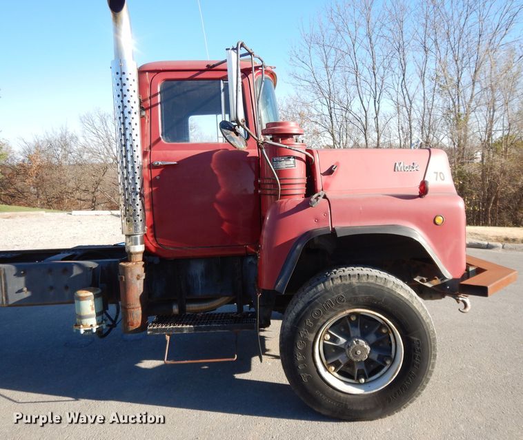 image for item DI8084 1988 Mack DM690S  truck cab and chassis