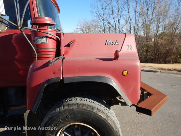 image for item DI8084 1988 Mack DM690S  truck cab and chassis