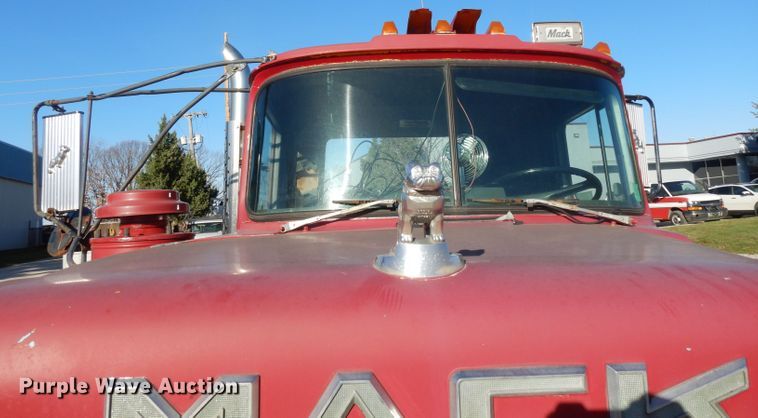 image for item DI8084 1988 Mack DM690S  truck cab and chassis