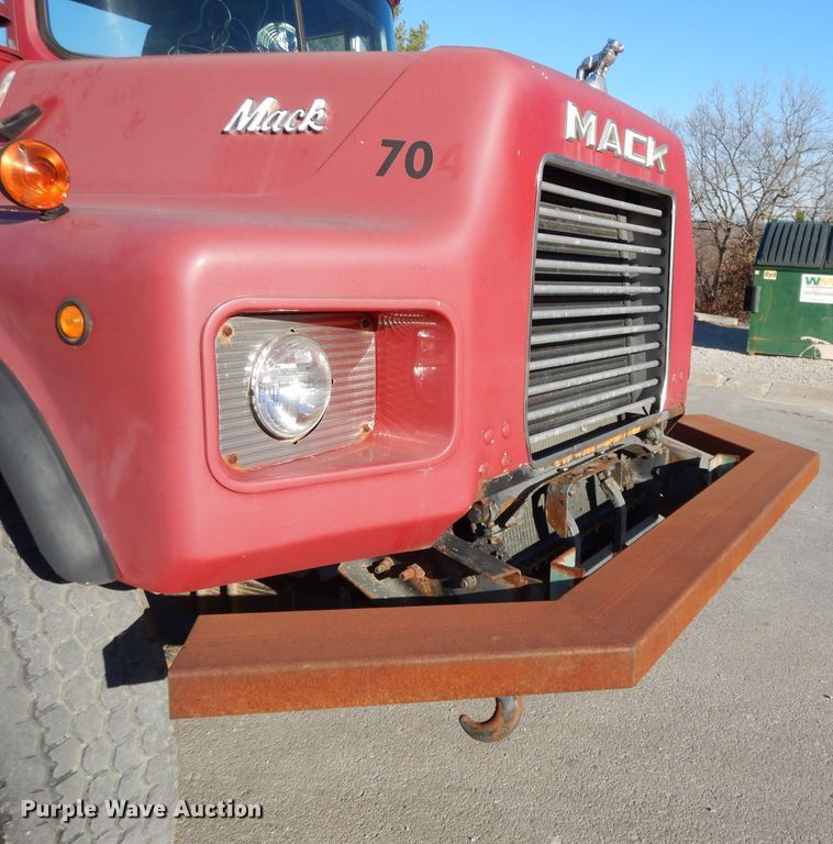 image for item DI8084 1988 Mack DM690S  truck cab and chassis