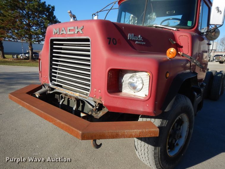 image for item DI8084 1988 Mack DM690S  truck cab and chassis
