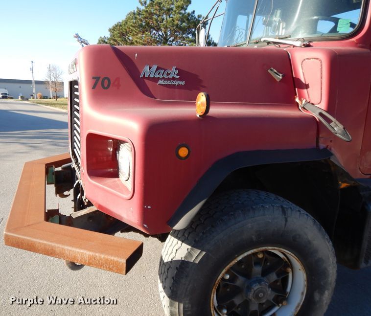 image for item DI8084 1988 Mack DM690S  truck cab and chassis