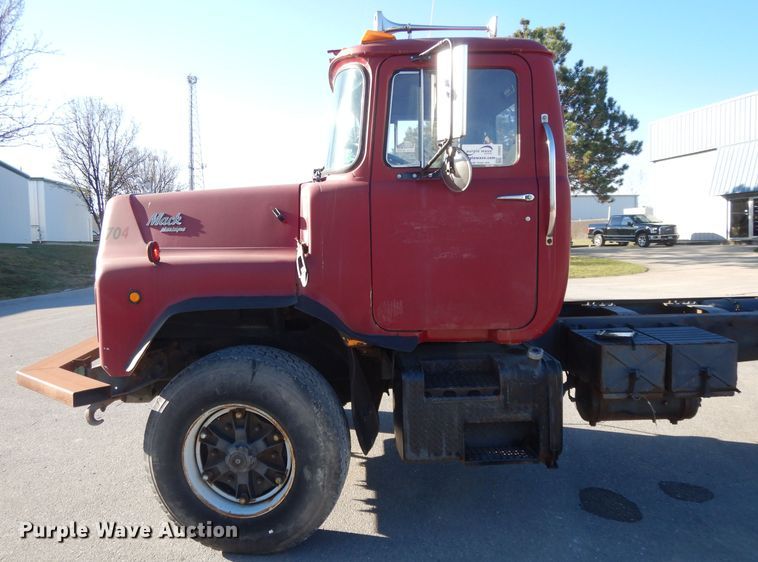 image for item DI8084 1988 Mack DM690S  truck cab and chassis