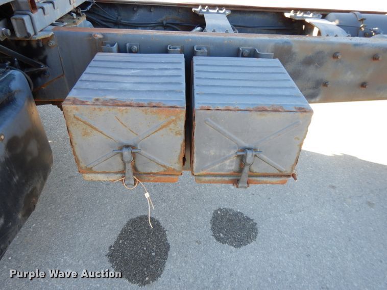 image for item DI8084 1988 Mack DM690S  truck cab and chassis