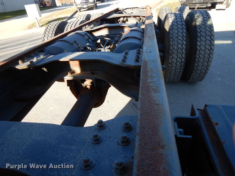 image for item DI8084 1988 Mack DM690S  truck cab and chassis