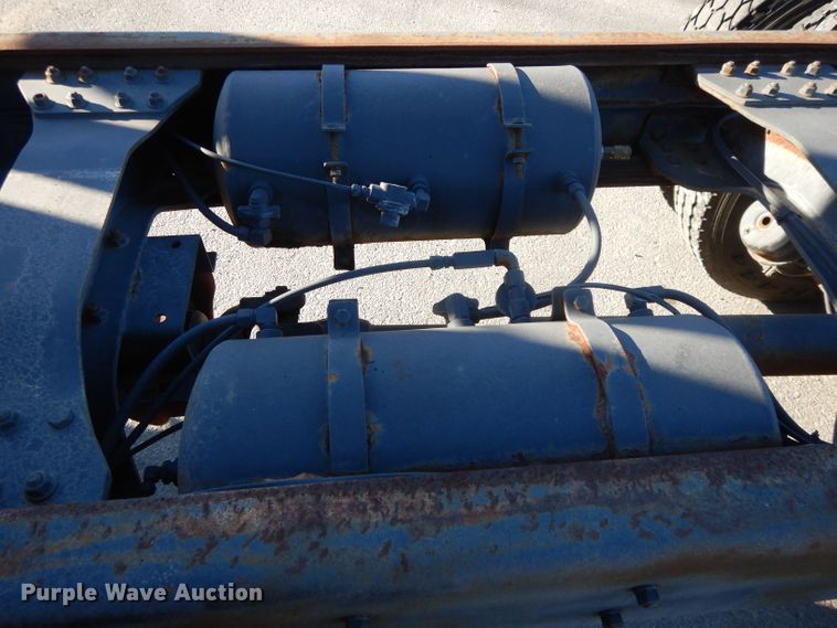 image for item DI8084 1988 Mack DM690S  truck cab and chassis