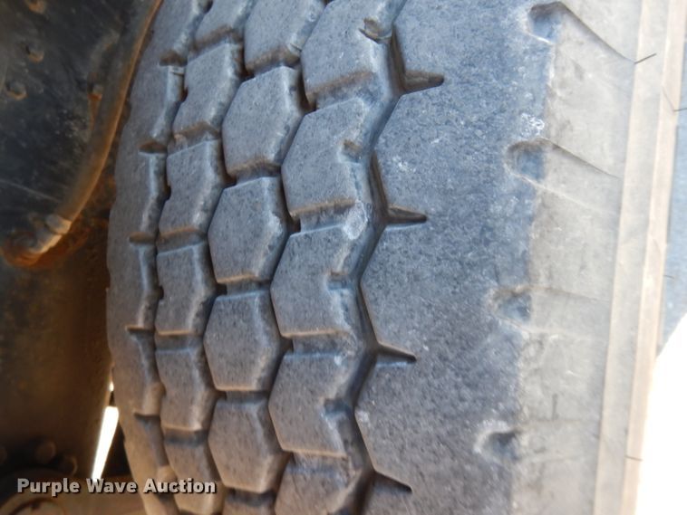 image for item DI8084 1988 Mack DM690S  truck cab and chassis