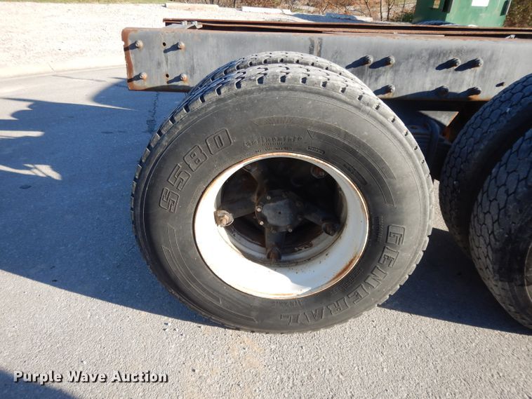 image for item DI8084 1988 Mack DM690S  truck cab and chassis