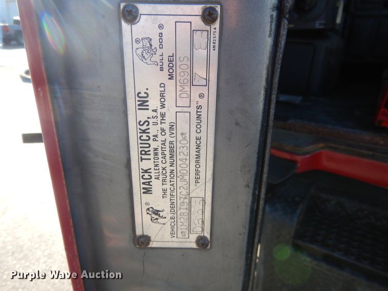 image for item DI8084 1988 Mack DM690S  truck cab and chassis