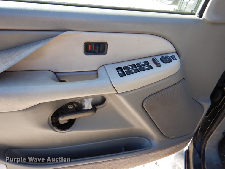 image for item DJ0302 2001 Chevrolet Suburban C1500  SUV