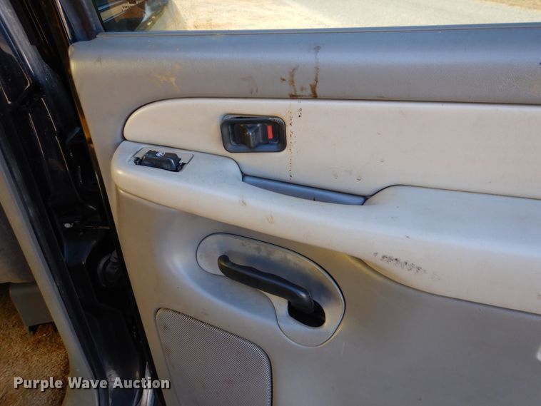 image for item DJ0302 2001 Chevrolet Suburban C1500  SUV