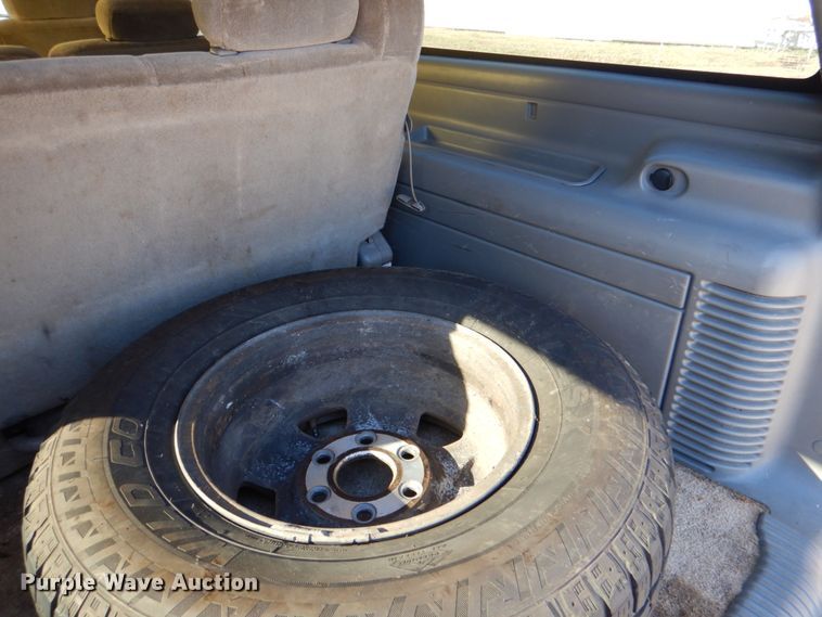 image for item DJ0302 2001 Chevrolet Suburban C1500  SUV