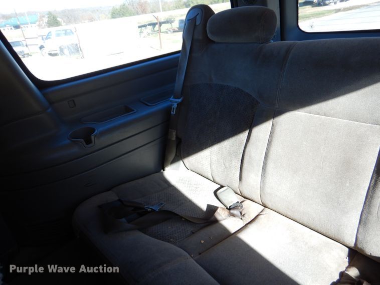 image for item DJ0302 2001 Chevrolet Suburban C1500  SUV