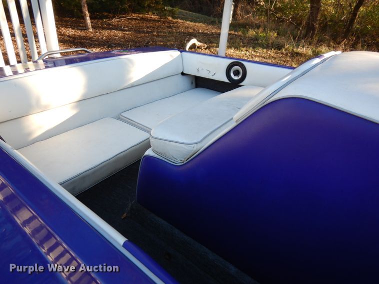 image for item DJ5796 1997 Moomba Boomerang  boat