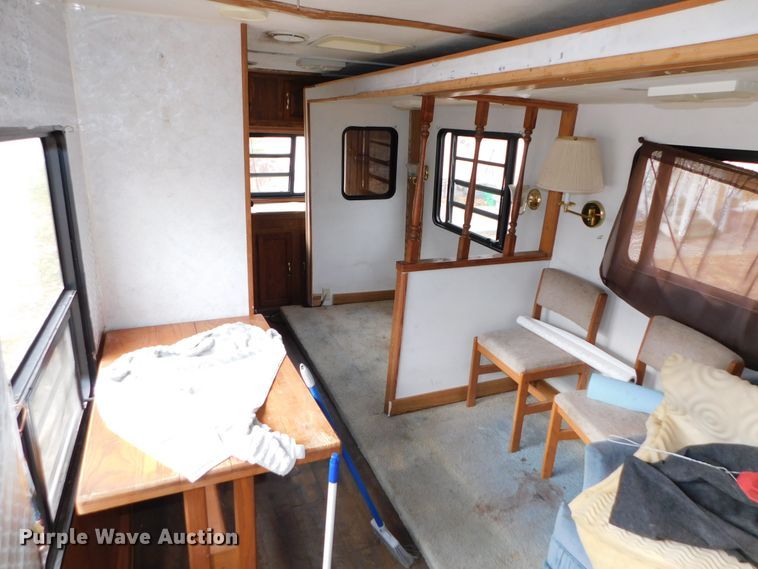 image for item DJ5844 1995 Hornet 305R  camper