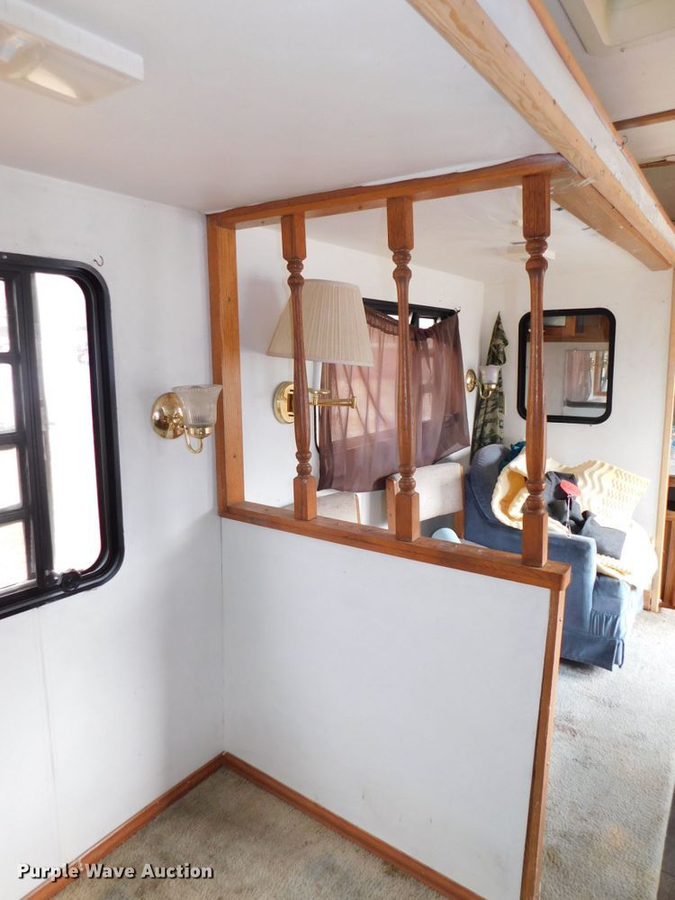 image for item DJ5844 1995 Hornet 305R  camper