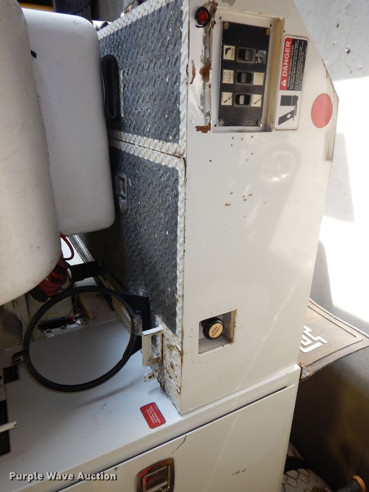 image for item DJ6958 2013 Ford F550 Super Duty  bucket truck