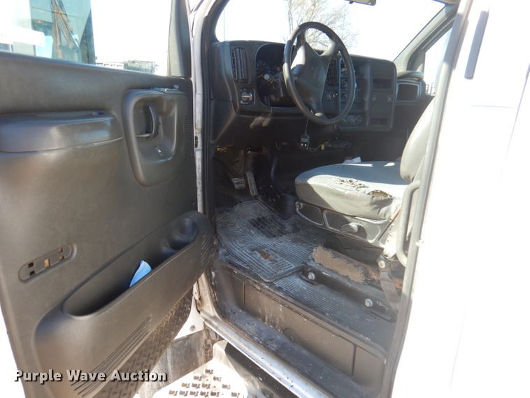 image for item DY9602 2005 GMC C5500  Crew Cab flatbed truck