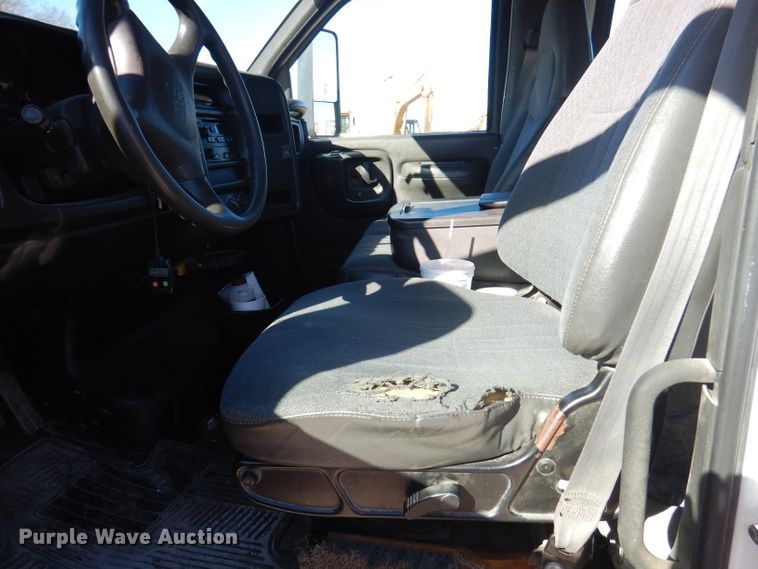 image for item DY9602 2005 GMC C5500  Crew Cab flatbed truck