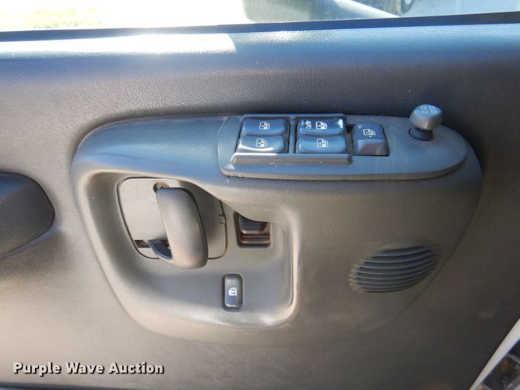 image for item DY9602 2005 GMC C5500  Crew Cab flatbed truck