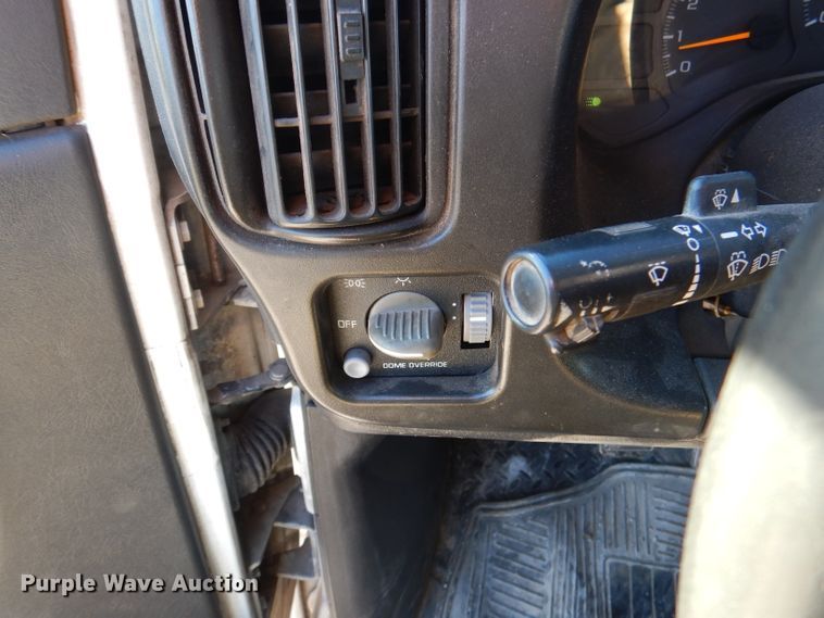 image for item DY9602 2005 GMC C5500  Crew Cab flatbed truck