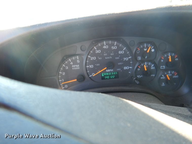 image for item DY9602 2005 GMC C5500  Crew Cab flatbed truck