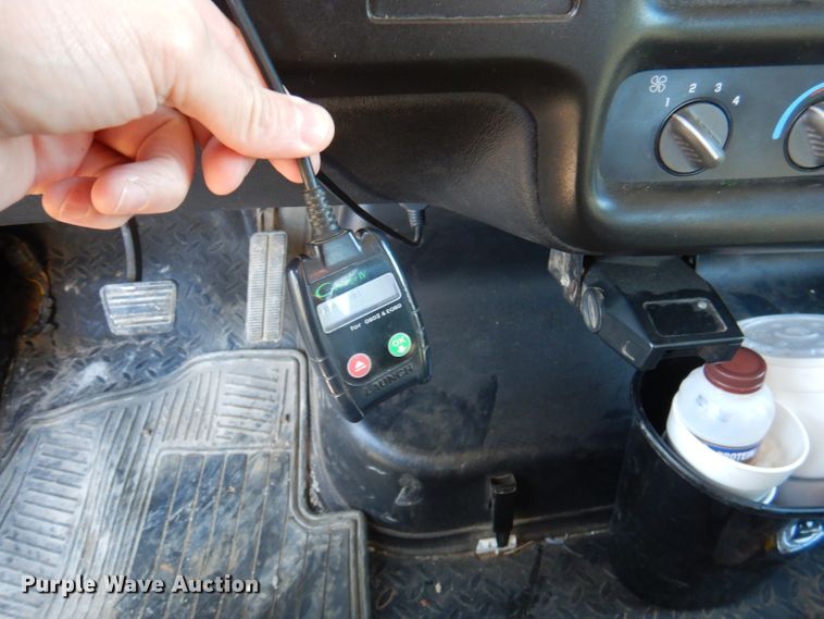 image for item DY9602 2005 GMC C5500  Crew Cab flatbed truck