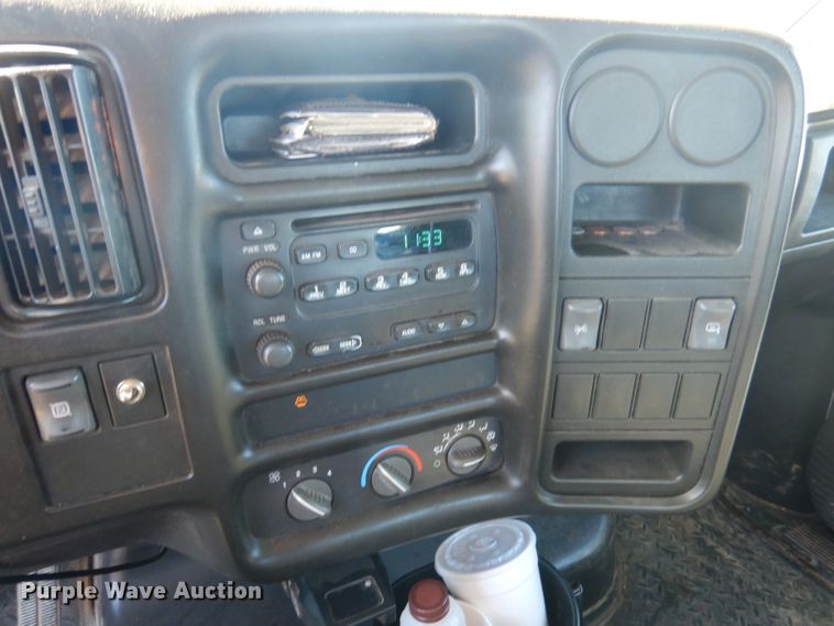 image for item DY9602 2005 GMC C5500  Crew Cab flatbed truck