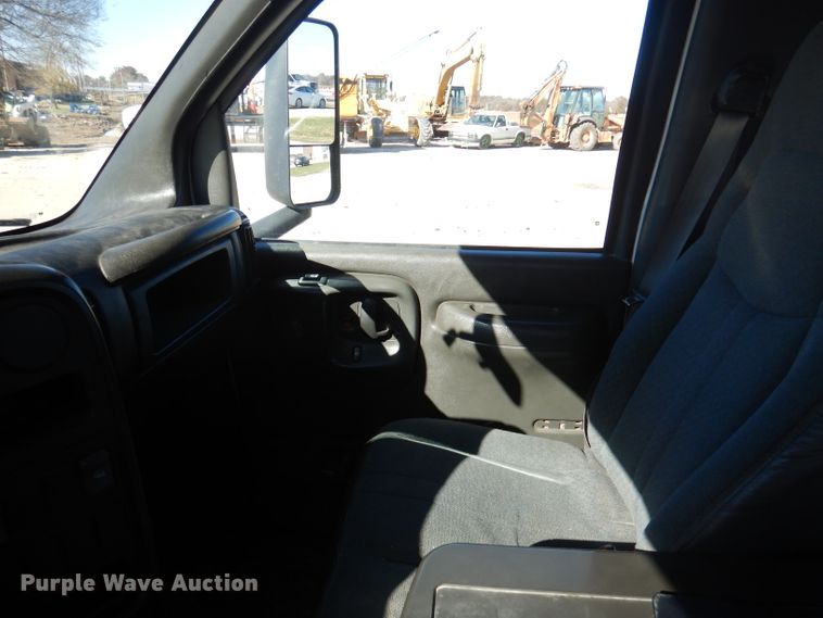 image for item DY9602 2005 GMC C5500  Crew Cab flatbed truck