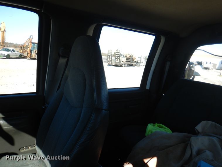 image for item DY9602 2005 GMC C5500  Crew Cab flatbed truck