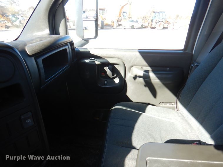 image for item DY9602 2005 GMC C5500  Crew Cab flatbed truck