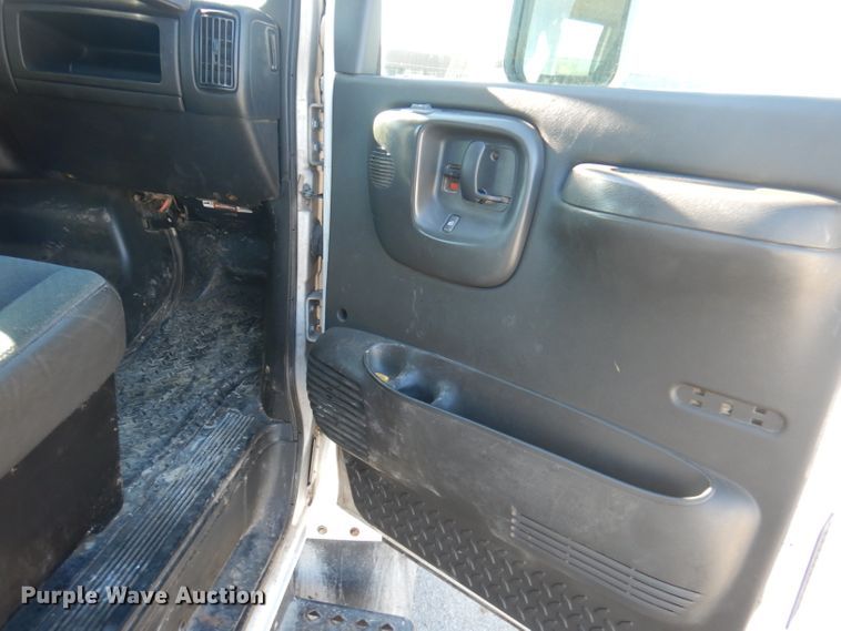 image for item DY9602 2005 GMC C5500  Crew Cab flatbed truck