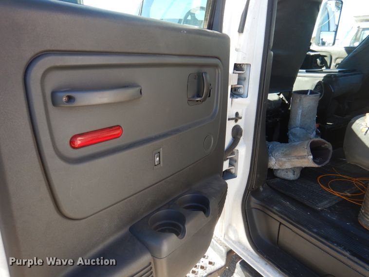 image for item DY9602 2005 GMC C5500  Crew Cab flatbed truck