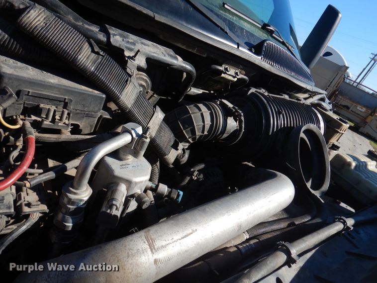 image for item DY9602 2005 GMC C5500  Crew Cab flatbed truck