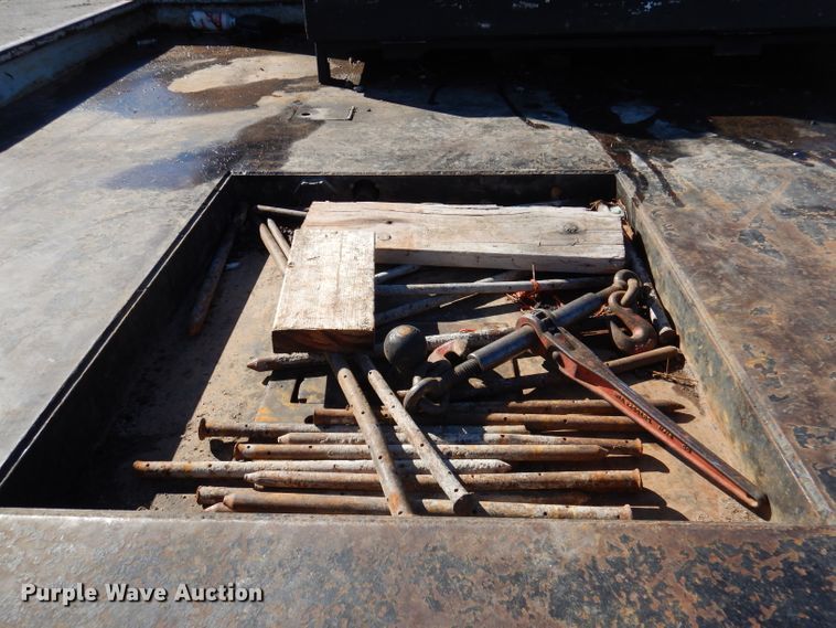 image for item DY9602 2005 GMC C5500  Crew Cab flatbed truck