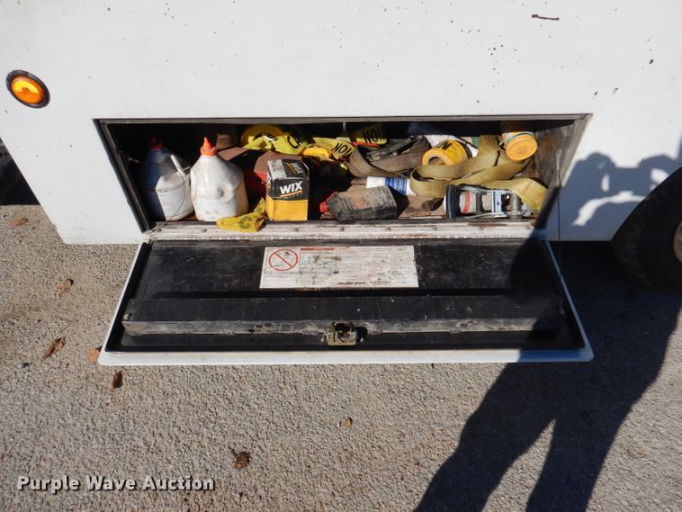 image for item DY9602 2005 GMC C5500  Crew Cab flatbed truck