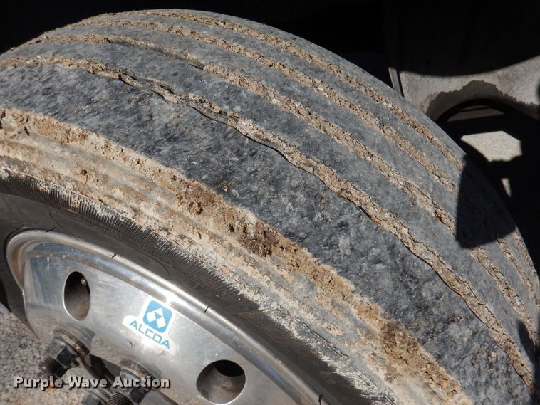 image for item DY9602 2005 GMC C5500  Crew Cab flatbed truck