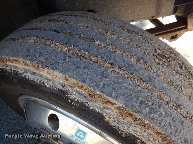 image for item DY9602 2005 GMC C5500  Crew Cab flatbed truck