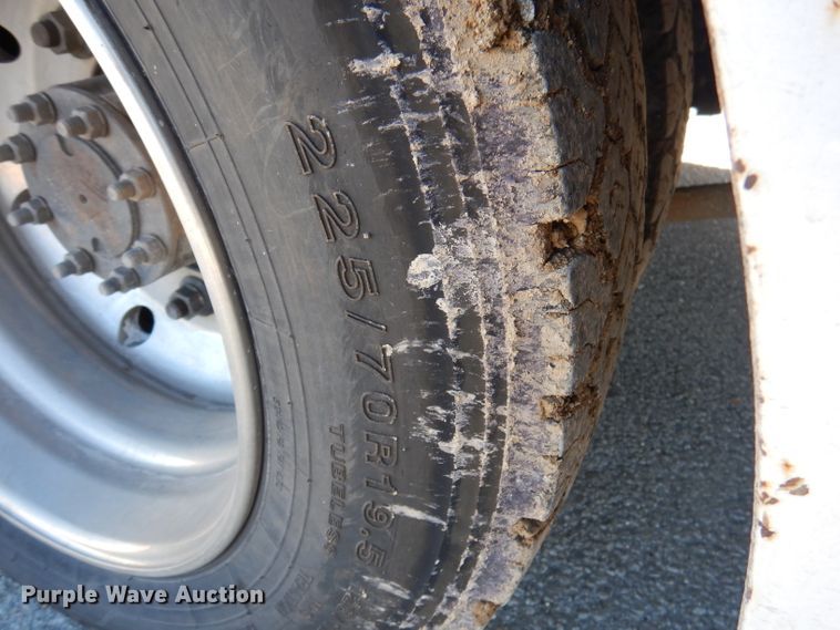 image for item DY9602 2005 GMC C5500  Crew Cab flatbed truck