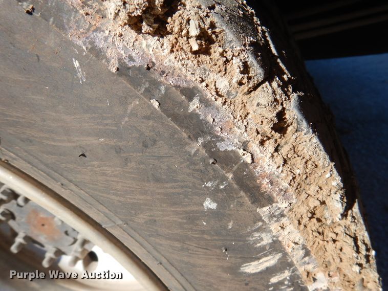 image for item DY9602 2005 GMC C5500  Crew Cab flatbed truck