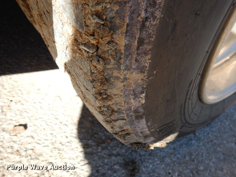 image for item DY9602 2005 GMC C5500  Crew Cab flatbed truck