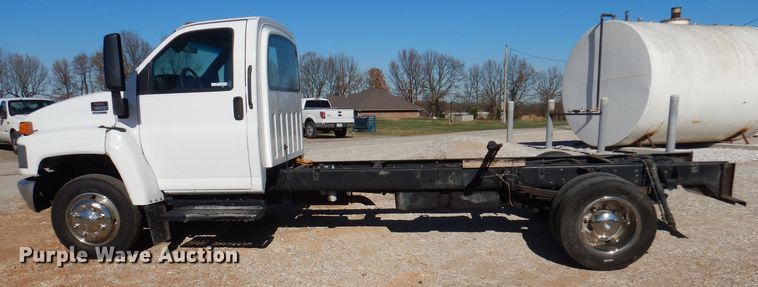image for item DY9603 2005 GMC C5500  truck cab and chassis